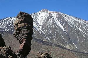 Vista del Dedo de Dios y al fondo el Teide en Tenerife