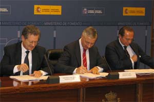 El presidente de Aena, Juan Ignacio Lema, el ministro de Fomento Jos Blanco y el presidente de Iberia, Antonio Vzquez, firmando  el acuerdo para construir una nueva terminal de carga en Barajas