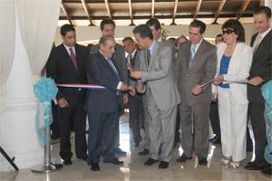 Inaugurando el hotel Be Live  Juan Jos Hidalgo, presidente  ejecutivo de Gloalia rodeado de personalidades 