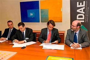 Firma entre el Director General Econmico de Renfe, Francisco Celso Gonzlez, y el Director General de IDAE, Alfonso Beltrn