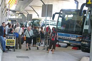 Turistas para coger bus aeropuerto