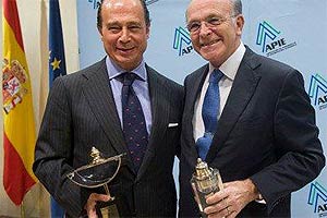 Antonio Vzquez, presidente de Iberia  y Isidro Fain, presidente de Caixabank  posan  con sus trofeos