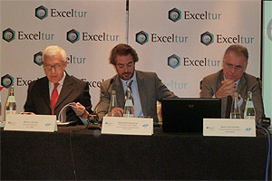 Mario Favilla, director ejecutivo de  la OMT, Sebastin Escarrer, presidente y Jos Luis Zoreda, vicepresidente ejecutivo de Exceltur,  durante la rueda de prensa celebrada en Madrid la pasada semana