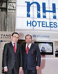 El presidente de HNA, Steven Song, y el director de estrategia de NH, Francisco Zinder  (Foto de archivo)