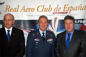 Jos Luis Olas, presidente del Real Aeroclub de Espaa, General Jos Jimnez Ruz, Jefe del Estado Mayor del Ejrcito del Aire y Vicente Nebot, Presidente del Aeroclub de Castelln