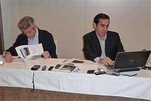 De izquierda a derecha  Lzaro Ros  y Carlos Muoz, los fundadores de Volotea, durante la rueda de prensa celebrada en Madrid