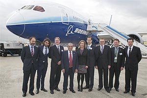 ejecutivos de Globalia  y  del fabricante  Boein, posan delante del Boeing 787 Dreamliner