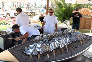 Chiringuito en la playa de Torremolinos asando los famosos espetones, que tanto atractivo tienen para los turistas