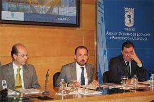 
Miguel Angel Oleada, director del Aeropuerto  Barajas y Miguel Angel Villanueva, vicealcalde de Madrid, en dicha reunin