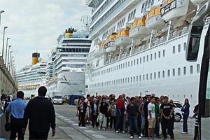 Una vista  de los tres buques  Costa Fortuna, Costa Luminosa y Costa Favolosa atracados  en el puerto, entre los  tres buques visitaron la ciudad  unos  10.000 pasajeros 