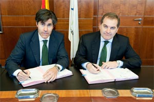 El presidente de Aena, Jos Manuel Vargas (dcha), y el consejero delegado de World Duty Free Group, Jos Mara Palencia (izq), en el momento de la firma del contrato realizada el pasado da 14 de febrero