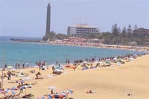 La playa de  Mas Palomas en Gran Canarias, con turistas en el mes de enero