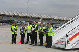 Personal de Iberia especializados en estos sistemas,  presentando  los equipos de gestin aeroportuarias